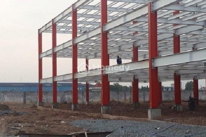 Nhà xưởng khung thép 3 tầng màu đỏ đẹp