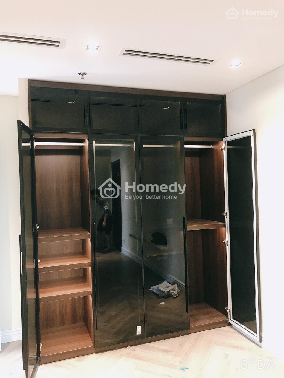 Đặt gương trong cánh cửa tủ quần áo