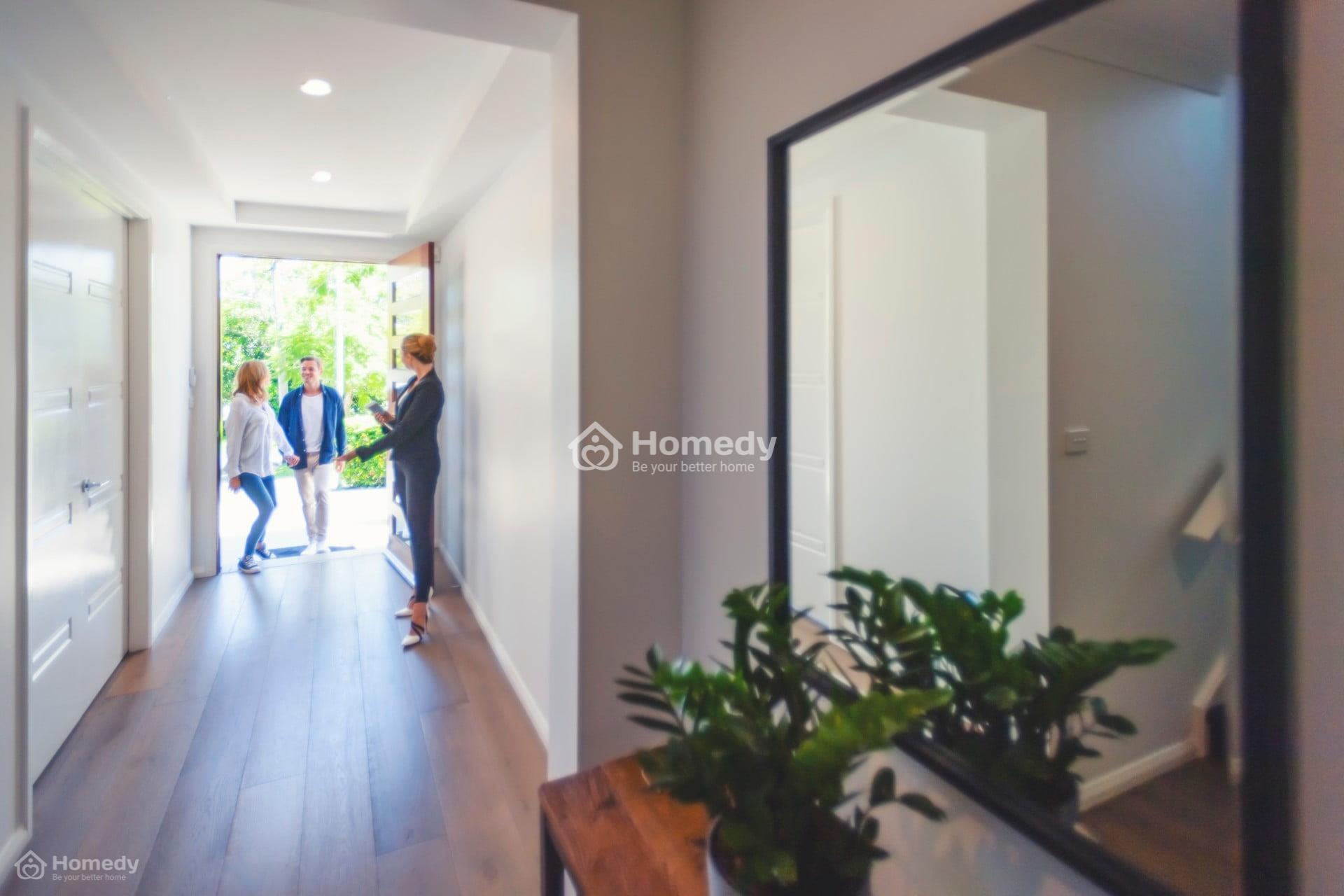 Cửa chính đối diện cửa sổ nhà hàng xóm