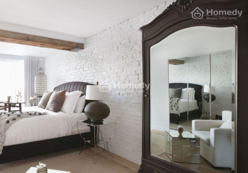 gương đối diện cửa phòng ngủ