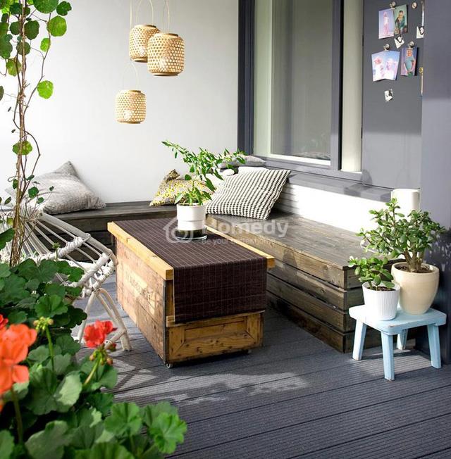 Một góc thư giãn nhỏ với cây xanh, bàn trà và đèn lồng, logia quả thực là một nơi lý tưởng để thiết kế những không gian thư giãn, bình yên như thế này.