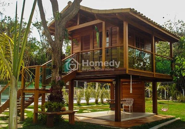 Nhà sàn gỗ hiện đại lắp cửa kính