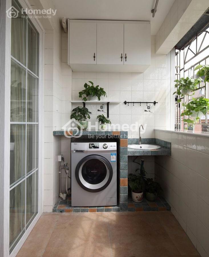 Logia là khoảng không gian đón nhiều ánh nắng nên sử dụng vị trí này để đặt máy giặt và giàn phơi rất hợp lý. Mặt khác, logia thường đã có sẵn hệ thống thoát nước, ống dẫn nên việc giặt giũ, phơi phóng cũng thuận tiện hơn.