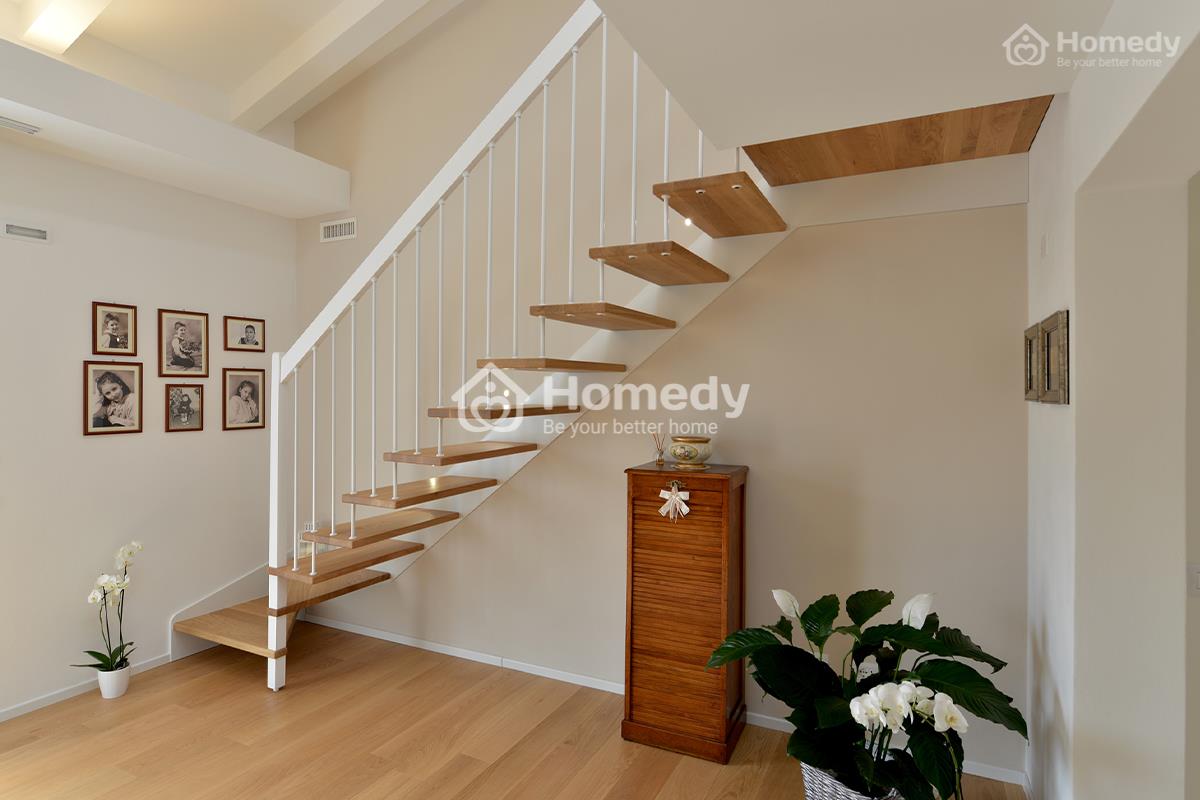 nen-xay-cau-thang-ben-trai-hay-phai