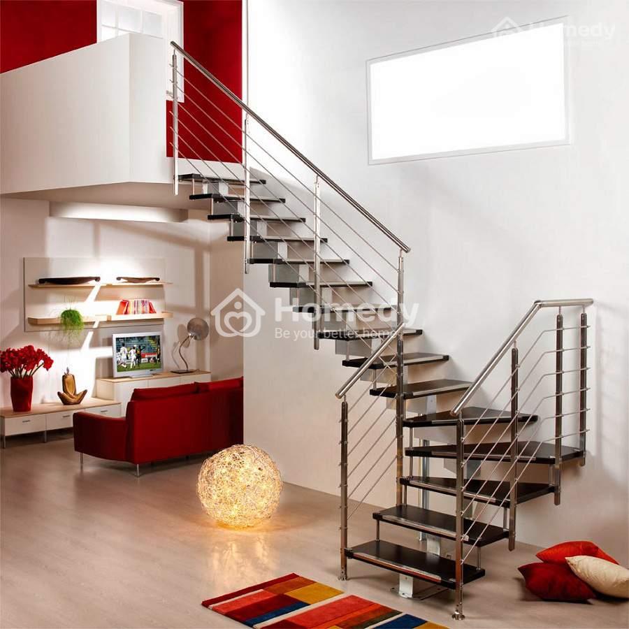 nen-xay-cau-thang-ben-trai-hay-phai