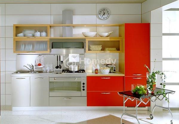 Căn bếp với tủ bếp gắn tường và tông màu đỏ nổi bật làm điểm nhấn