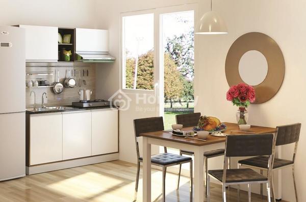 Bếp nhà cấp 4 thoáng đãng với tông màu sáng và tận dụng ánh sáng tự nhiên từ bên ngoài