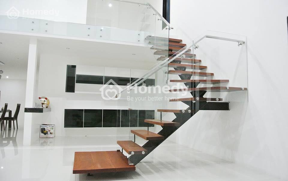 Cầu thang gác lửng bằng kính