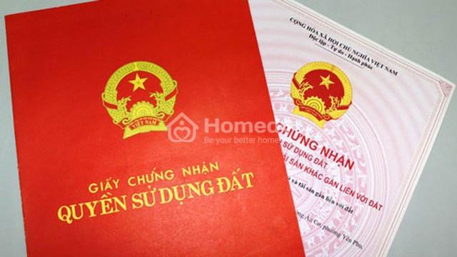 Thủ tục chuyển nhượng quyền sử dụng đất cho con sẽ được tiến hành tại UBND cấp quận/huyện nơi có nhà đất. 