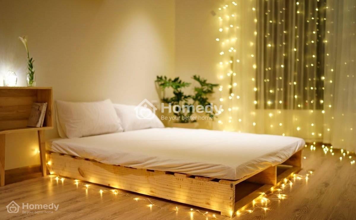 Trang trí phòng ngủ với những tấm ván pallet thanh mảnh